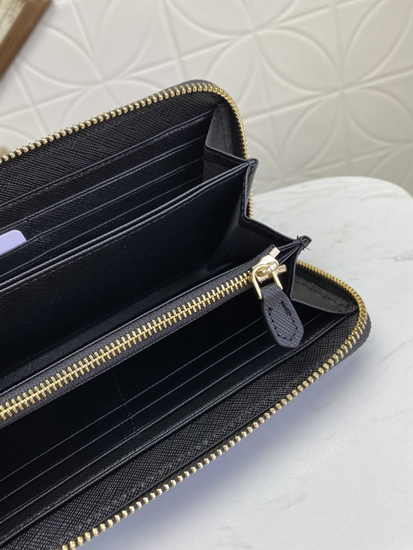 プラダ財布コピー着用イメージ